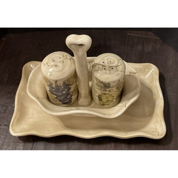 Tabletops Unlimited Cabernet Salt Pepper Set Caddy Underplate Grapes - Picture 2 of 3
